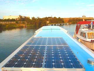 Panneaux solaires sur une peniche